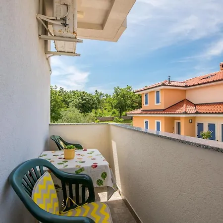 Apartment Kamenar 3 *