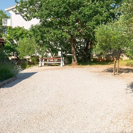 Apartman Kamenar 3 *